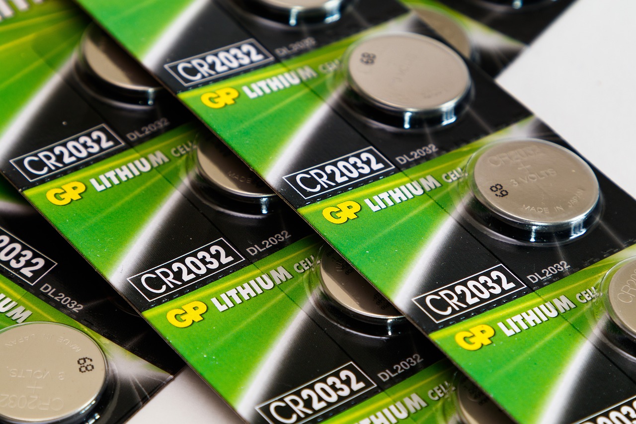 What Is the Difference between Voltage and Amperage in Batteries?